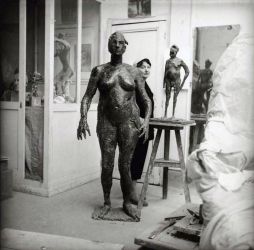 Germaine Richier dans son atelier derrière L'Ouragane à Paris en 1954  © Adagp Paris - 2023 - © Michel Sima/Bridgeman Images