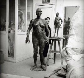 Germaine Richier dans son atelier derrière L'Ouragane à Paris en 1954  © Adagp Paris - 2023 - © Michel Sima/Bridgeman Images