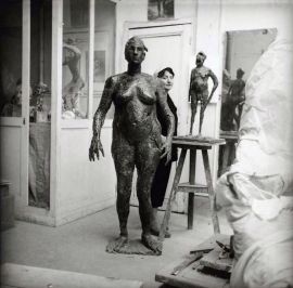 Germaine Richier dans son atelier derrière L'Ouragane à Paris en 1954  © Adagp Paris - 2023 - © Michel Sima/Bridgeman Images