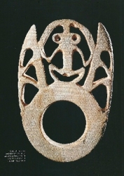 « Anneau barava zaru », avec étonnant personnage central vu de face et accroupi, Choiseul, Iles Salomon. In « Tridacna gigas : objets de prestige en Mélanésie » écrit par Didier Zanette et Eric Lancrenon.