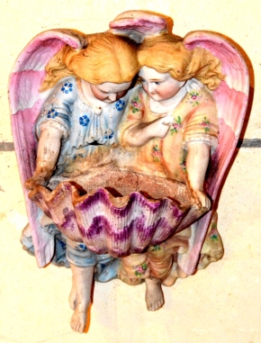 Eglise de Mouchy-Lagache : une valve de tridacne soutenu par des anges.