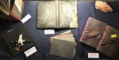 L'Association Artistique présente des reliures  incrustées de "Listel de Pierres" : c'est bien de la pierre, une feuille découpée au laser à partir d'un gros bloc. Elle fait entre 0,3 mm et 0,6 mm d'épaisseur.
