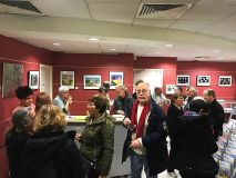 Une vue de l'assistance lors du vernissage.