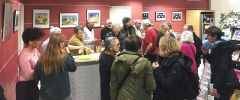 Une vue de l'assistance lors du vernissage.