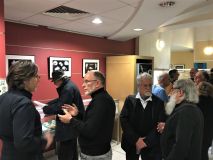 Une vue de l'assistance lors du vernissage. Au centre Christian Brion Pdt du Club Objectif Image Paris.