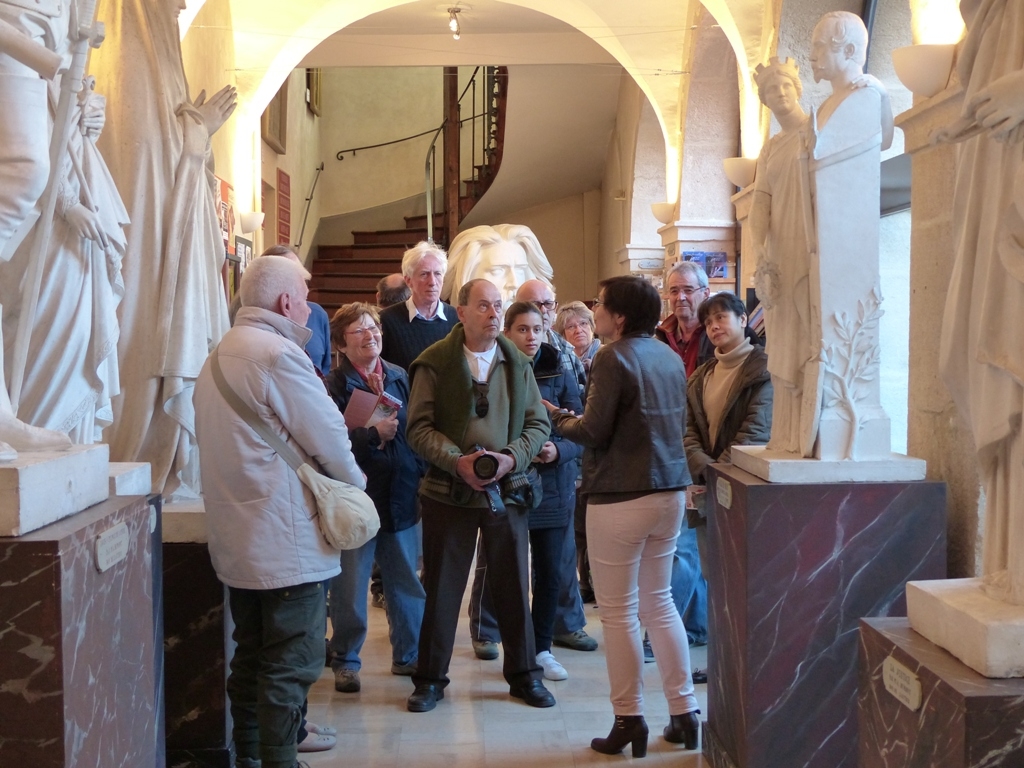 Le groupe  en visite au musée de Semur en Auxois sous la conduite d'Alexandra, la conservatrice.