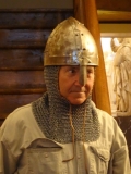 Jean essayant une nouvelle tenue de protection (casque et cotte de maille) pour ... escalade dans le Saussois